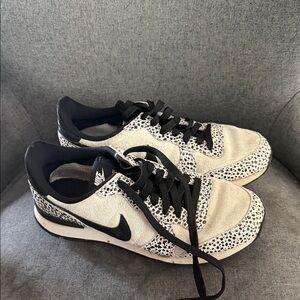 Nike Black and Cream Patterned Sneakers